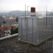 Kaminverkleidung mit senkrechten Doppelstehfalzen